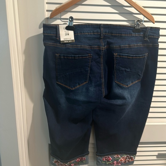 NWT Sandpiper Mid Rise Jegging Super Soft Stretchy Embroidered Capri. - Picture 6 of 8